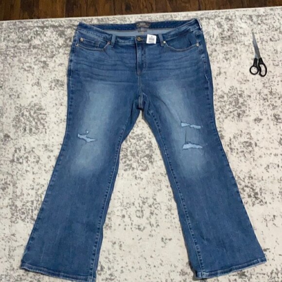 NWT Torrid Distressed Mid Rise Slim Boot Jeans Size 18T x 33" - Picture 2 of 7